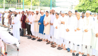 সাত্তার-সুরাইয়া দম্পতির জানাজায় মানুষের ঢল, প্রবাস থেকে এসে বাবার জানাজায় ছেলে