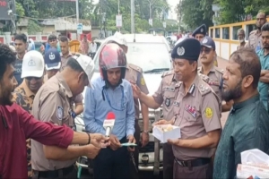 ট্রাফিক আইন মেনে চলতে ব্যতিক্রমী উদ্যোগ এসএমপি'র