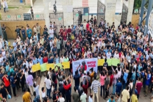 শাবিপ্রবির অধিভুক্তির দাবিতে কোর্ট পয়েন্টে ইঞ্জিনিয়ারিং কলেজের শিক্ষার্থীরা
