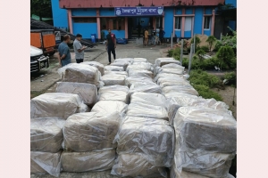 সিলেট-তামাবিল সড়কে বালুবাহী ট্রাকে মিলল ভারতীয় শাড়ির বড় চালান 
