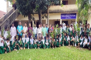 কুলাউড়ায় ব্র্যাকের উদ্যোগে দুই শতাধিক শিক্ষার্থীদের মাঝে গাছের চারা বিতরণ