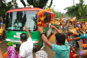  সিলেটে  ফুল ছিটিয়ে প্রধানমন্ত্রীকে স্বাগত জানালেন চা শ্রমিকরা