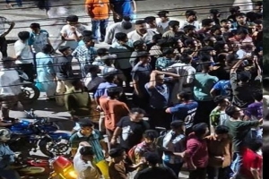 ছাত্রদের আন্দোলনের মুখে পিছু হটল অটোরিকশা চালকরা