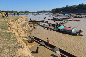 চেলা নদীর পাড় কেটে বালু লুটপাট, মূলহোতারা অধরা