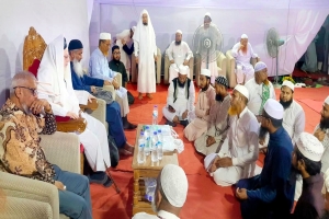 পীর সাহেব বরুণার সাক্ষাতে ইজতেমা ময়দানে প্রবাসী কল্যাণ মন্ত্রী