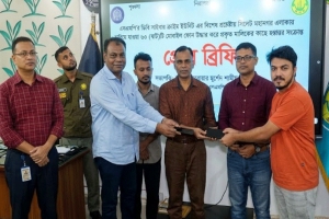 হারানো ফোন উদ্ধার করে মালিকদের হাতে তুলে দিল এসএমপি