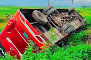 মাধবপুরে যাত্রীবাহী বাস খাদে, আহত ২০