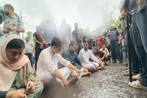 হবিগঞ্জে রাস্তায় অবস্থান এনসিপি নেতাদের