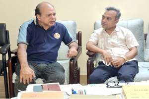 সাবেক পিপি বদরুল আহমদের সঙ্গে নবনিযুক্ত পিপি মোমিনের সৌজন্য সাক্ষাৎ