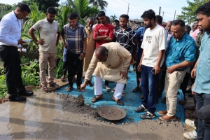 সড়ক নির্মাণ প্রকল্প পরিদর্শনকালে সিসিক প্রশাসক