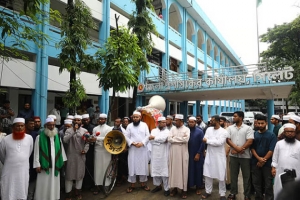 সিলেটে ডিসির প্রত্যাহার আদেশ বাতিলের দাবিতে বিক্ষোভ