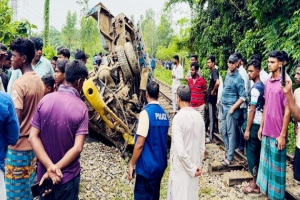 সিলেটগামী ট্রেনের ধাক্কায় দুমড়ে-মুচড়ে গেল পিকআপ
