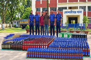 কোম্পানীগঞ্জে বালুভর্তি ট্রাক থেকে বিদেশি মদ উদ্ধার, আটক ২