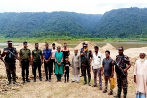 জৈন্তাপুরে টাস্কফোর্সের অভিযানে অভিযানে ৪টি নৌকা ধ্বংস ও বালু জব্দ